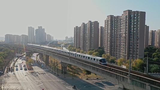 上海轨道交通地铁穿越城市社区视频的预览图