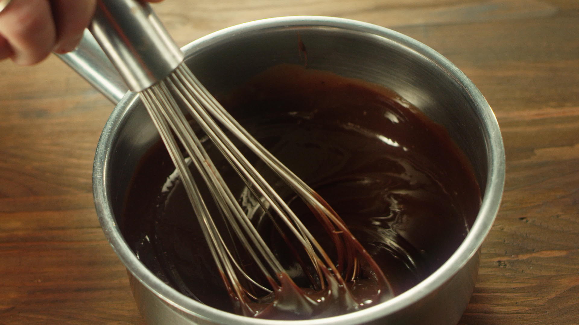 切割厨师的手混合液体巧克力和慢胡子视频的预览图