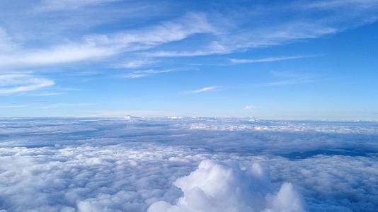 蓝天白云流动的云朵飞翔视频的预览图