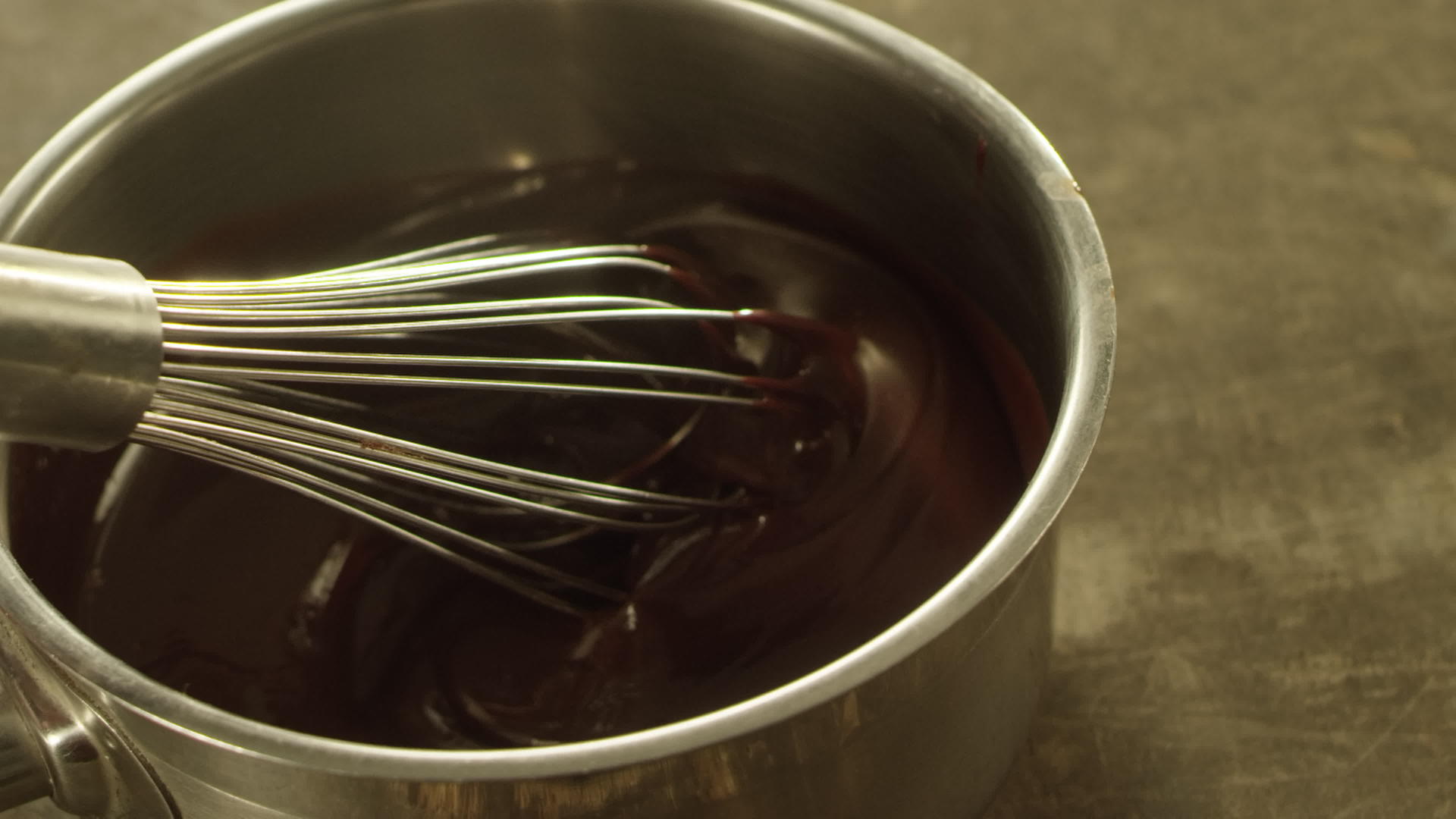 巧克力流闭合慢慢地进入碗中视频的预览图
