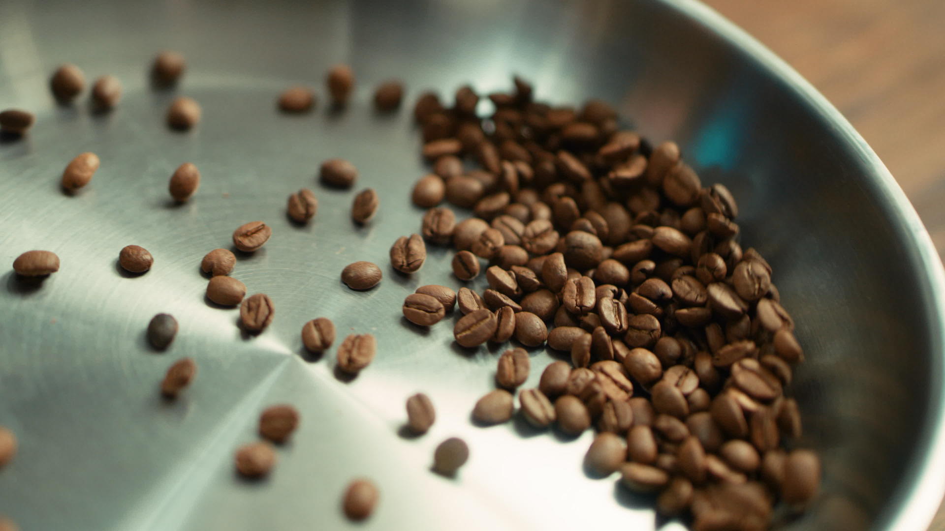 关闭咖啡豆慢慢地把它扔在锅上视频的预览图