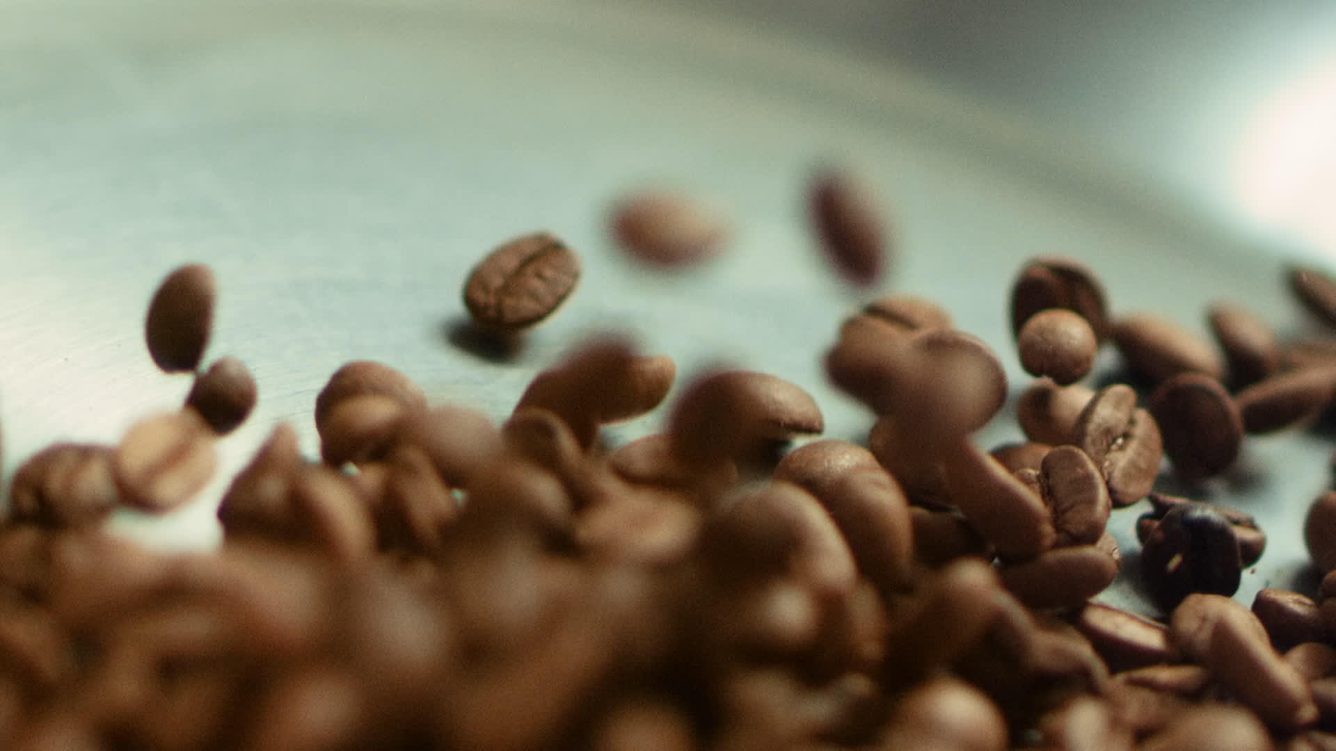 关闭咖啡种子慢慢地在锅上烤视频的预览图
