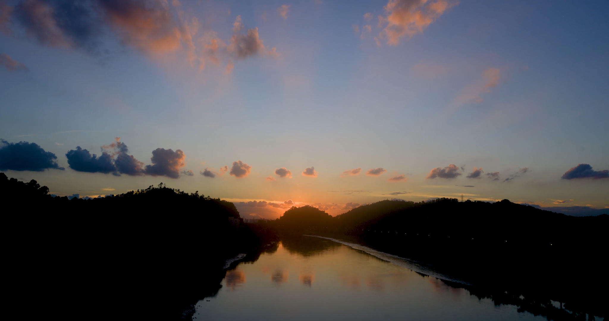 广州日落延时4k火烧云美丽天空景观大桥视频的预览图