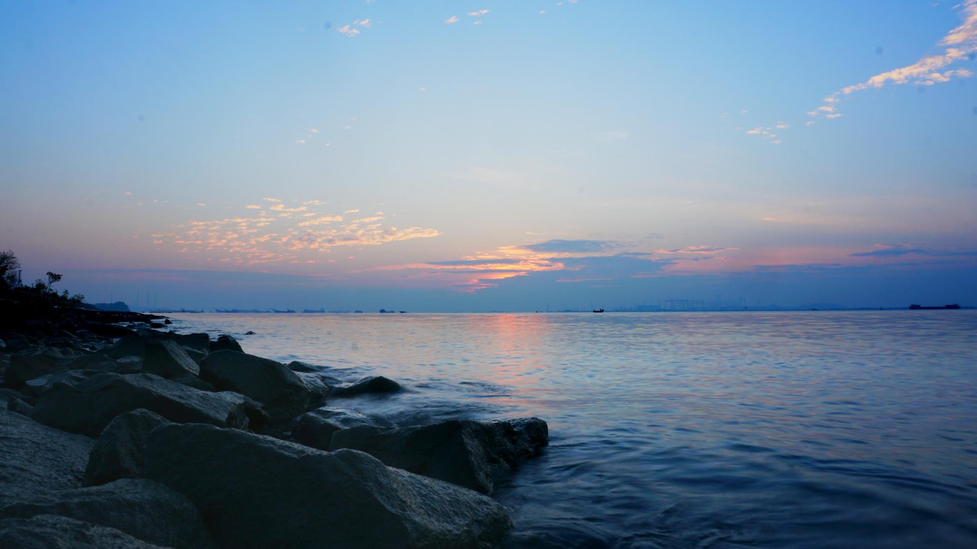 8K实拍海边清晨日出延时摄影视频的预览图