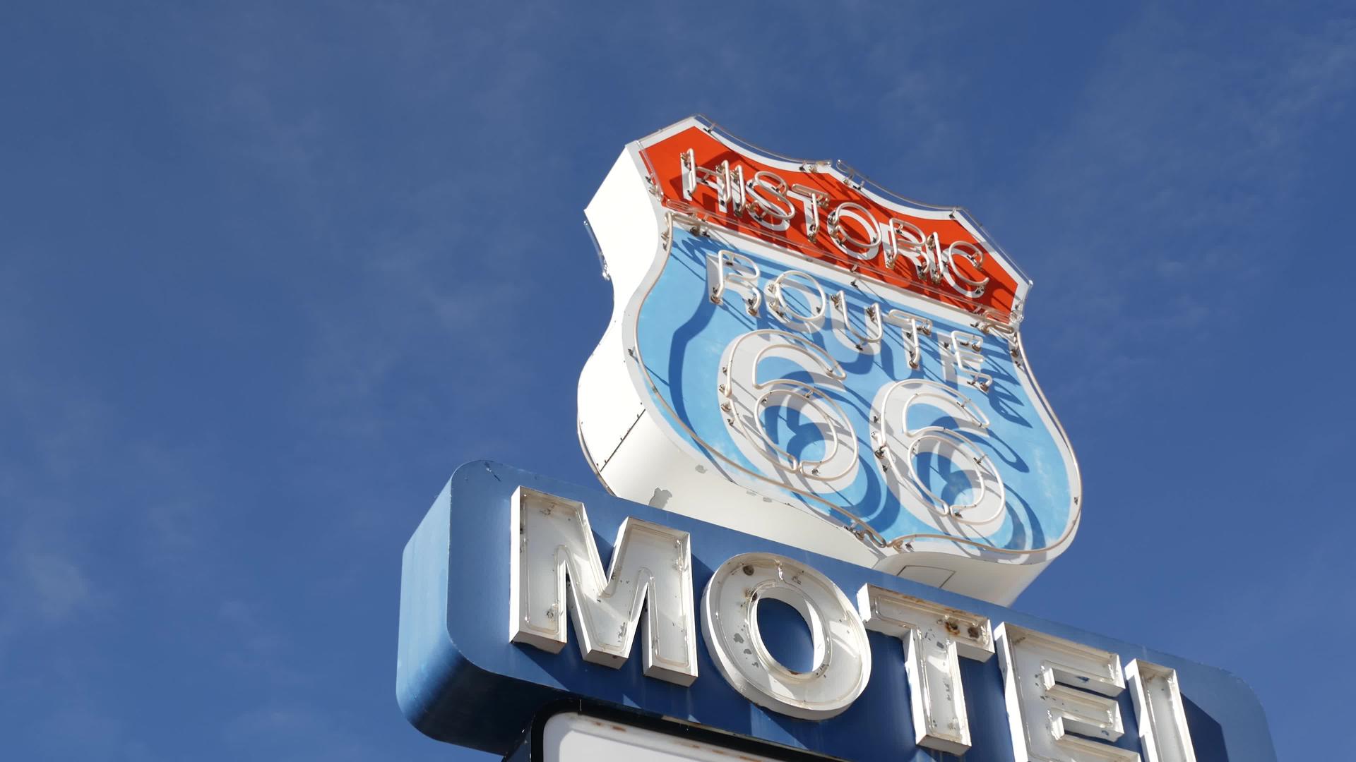 汽车旅馆的复古标志在历史悠久的66号旅游目的地视频的预览图