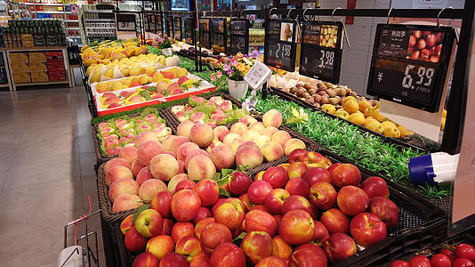 超市卖场里的夏季水果视频的预览图
