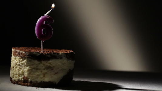 数字6蜡烛在蒂拉米苏蛋糕中视频的预览图