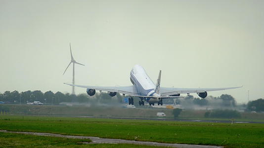 旋转747架飞机视频的预览图
