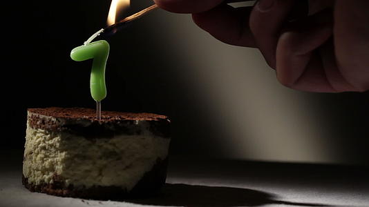 蒂拉米苏蛋糕中有7支蜡烛视频的预览图