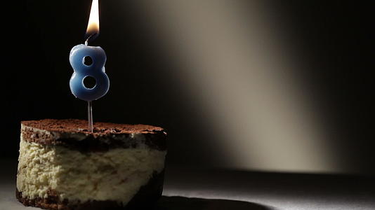 8支蜡烛在蒂拉米苏蛋糕视频的预览图