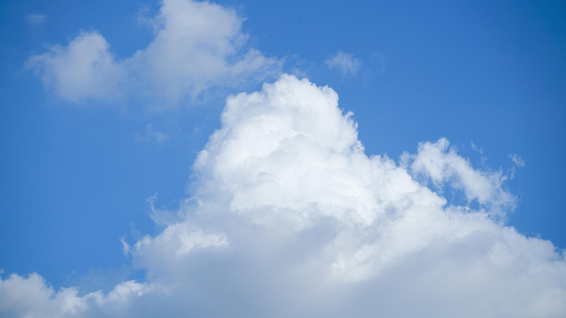 8k素材延时摄影蓝天中流动的白云视频的预览图