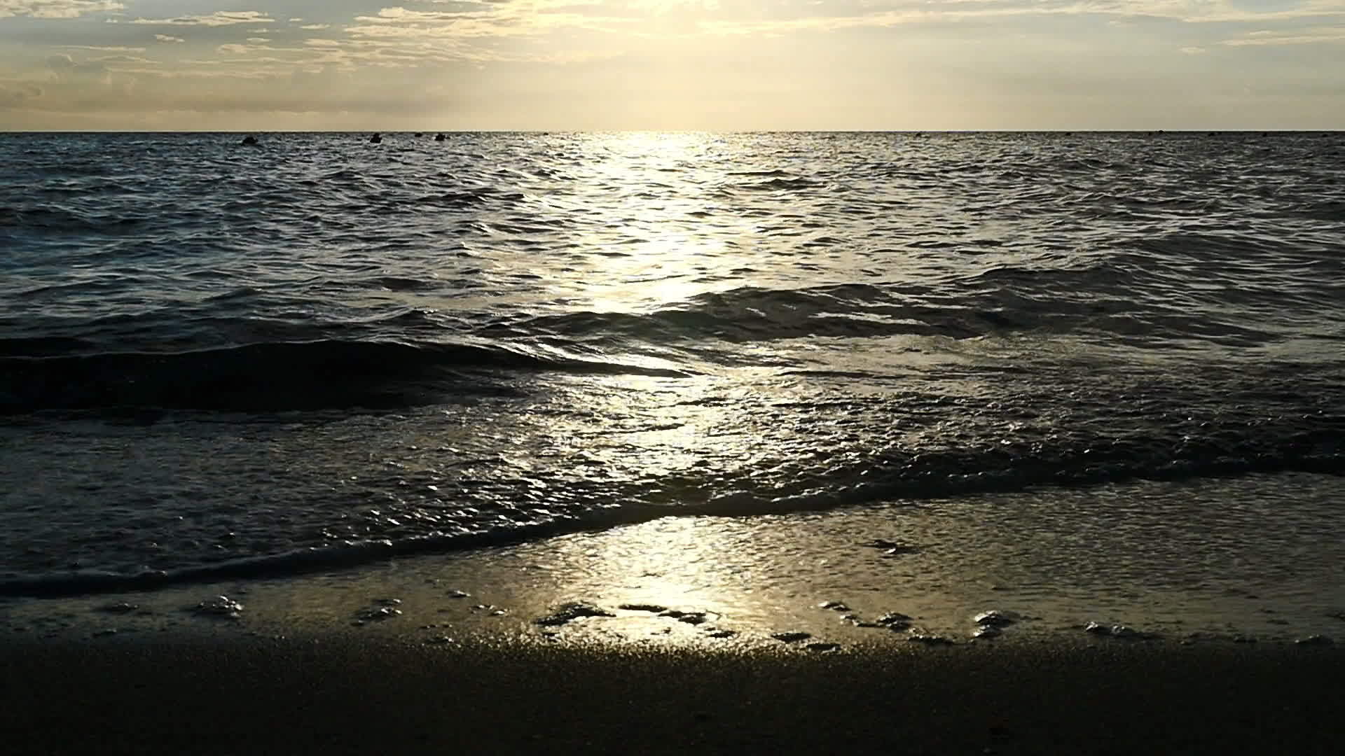海浪慢慢地移动视频的预览图