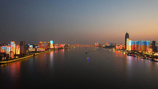 第一视角航拍长江两岸江景夜景灯光秀风光4k素材视频的预览图
