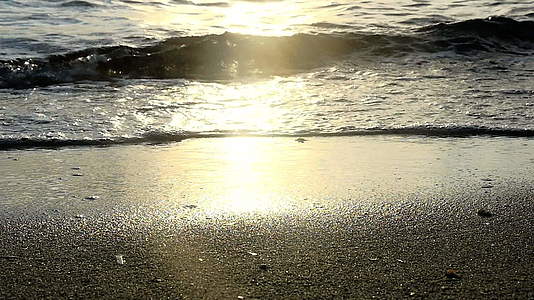 海边日落海滩海浪慢慢移动视频的预览图