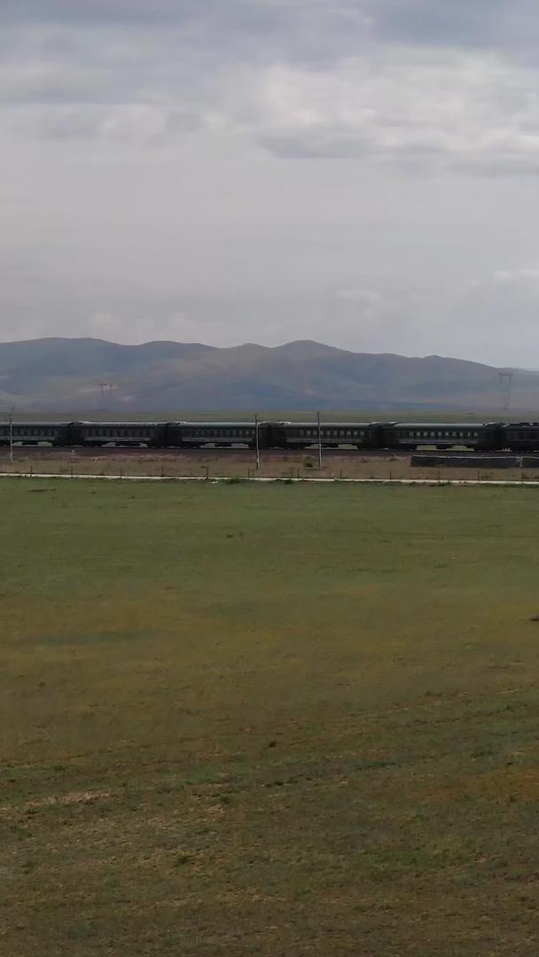 火车在锡林郭勒草原上航拍视频的预览图