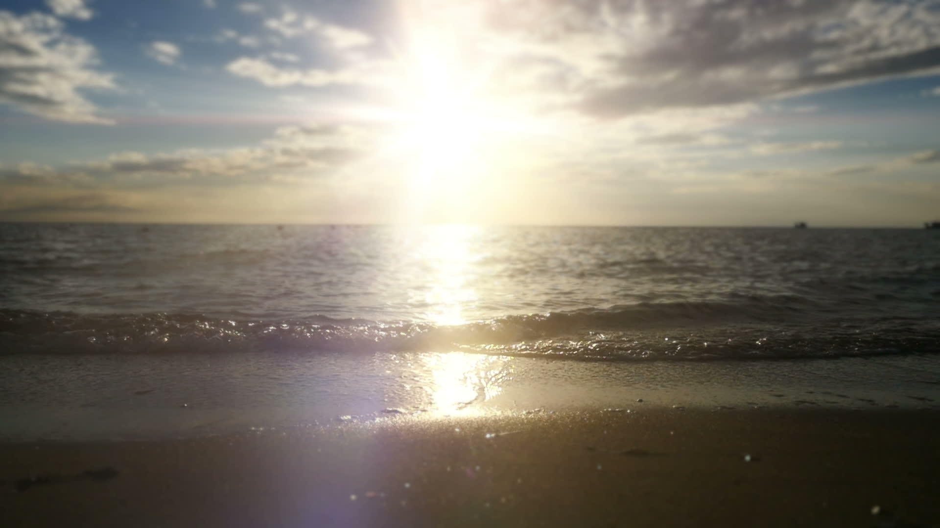 海边安静的日落海滩海浪慢慢移动视频的预览图