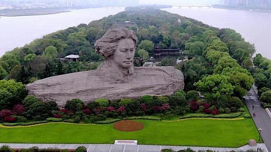 4K航拍湖南长沙毛泽东雕像视频的预览图