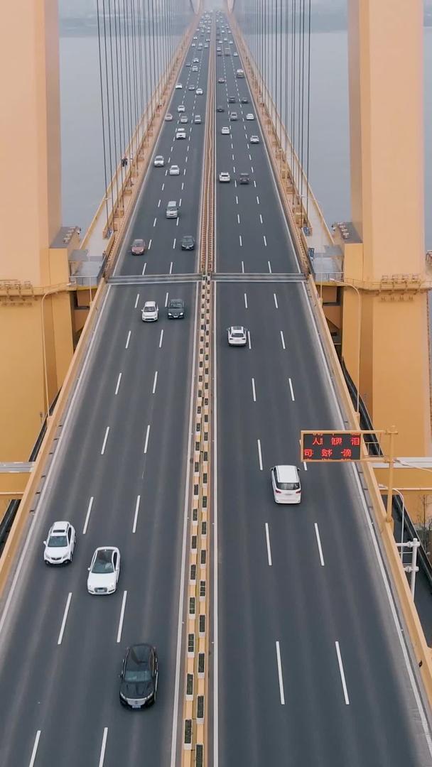 长江大桥交通视频素材无人机穿越视角航拍视频的预览图