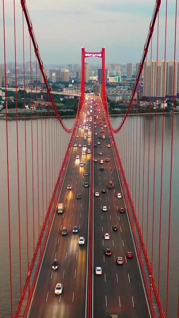 武汉鹦鹉洲长江大桥航拍视频的预览图