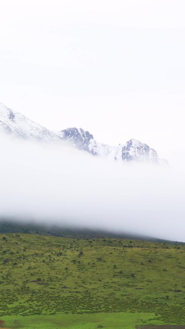 雪山脚下云雾缭绕的小村庄延时视频视频的预览图