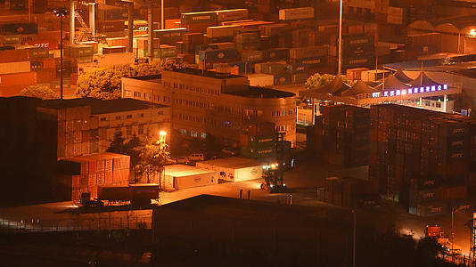 城市夜晚物流港口集装箱码头川流不息的叉车货车4k素材视频的预览图