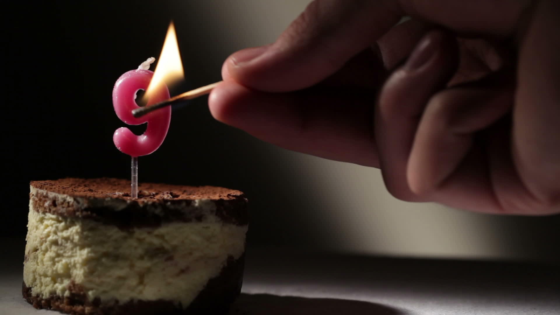 在蒂拉米苏蛋糕中使用九根蜡烛视频的预览图