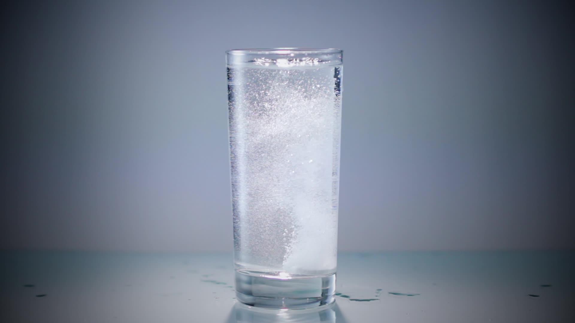 一杯冰水视频的预览图