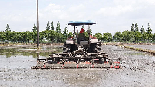 水稻田的耕作车慢镜头视频的预览图