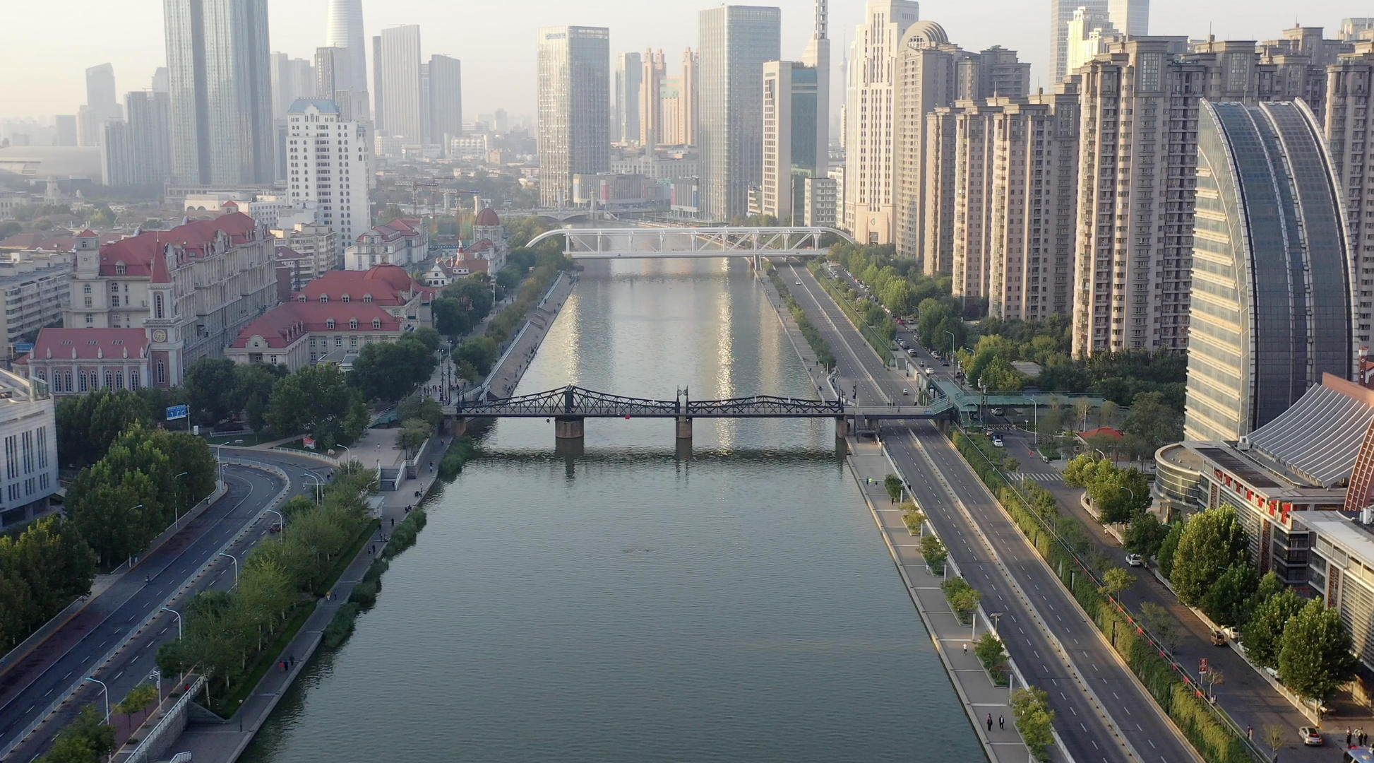 天津城市风光海河上的桥及高楼群视频的预览图