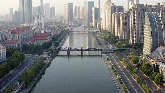 天津城市风光海河上的桥及高楼群视频的预览图