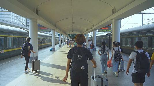 广州火车站暑假留守儿童视频的预览图