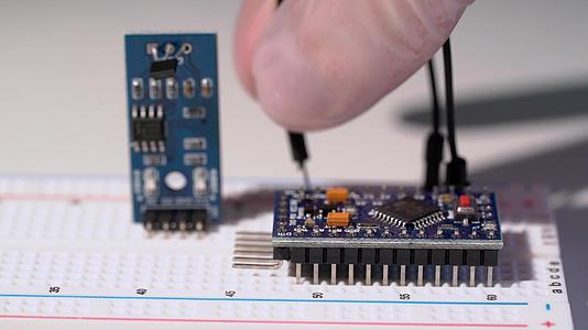 小型控制器Arduino钢丝跳跃器的零件和面板原型视频的预览图