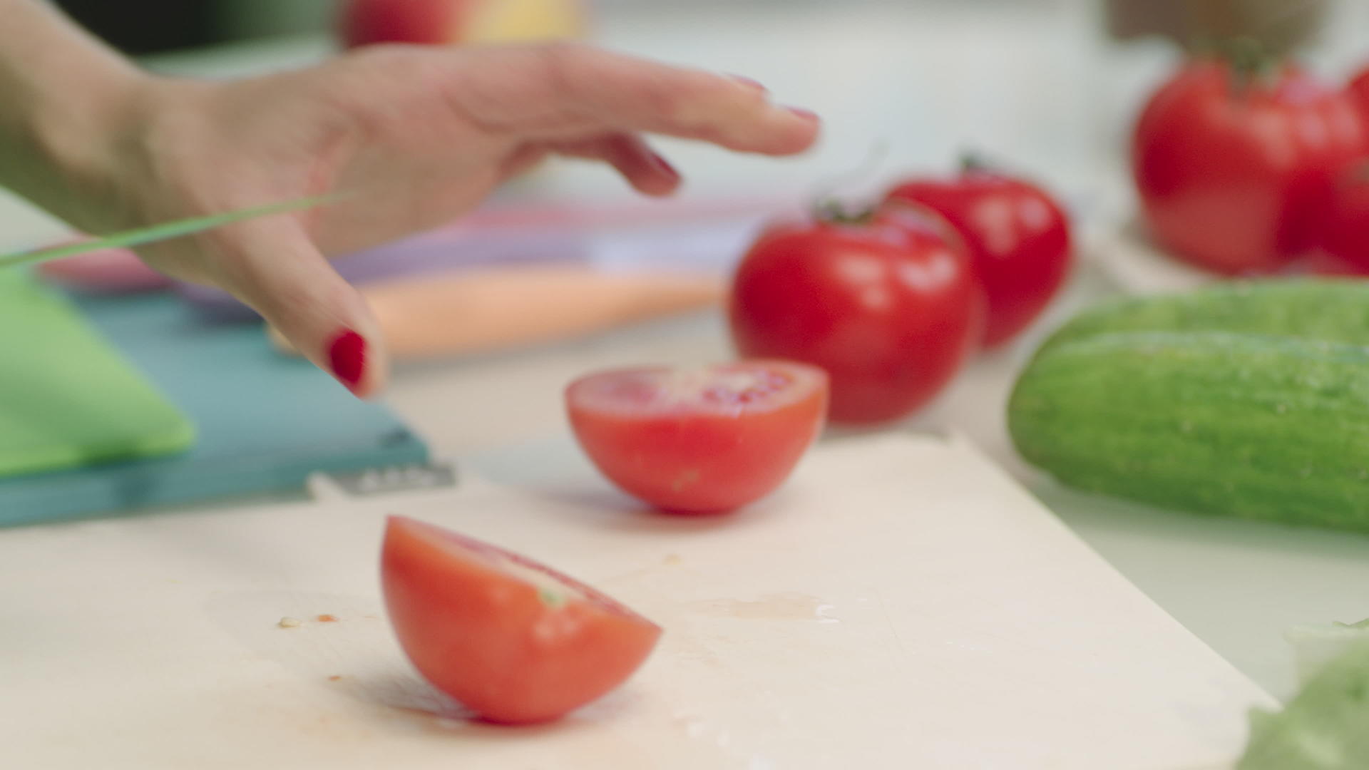 近亲家庭主妇用手做蔬菜沙拉视频的预览图