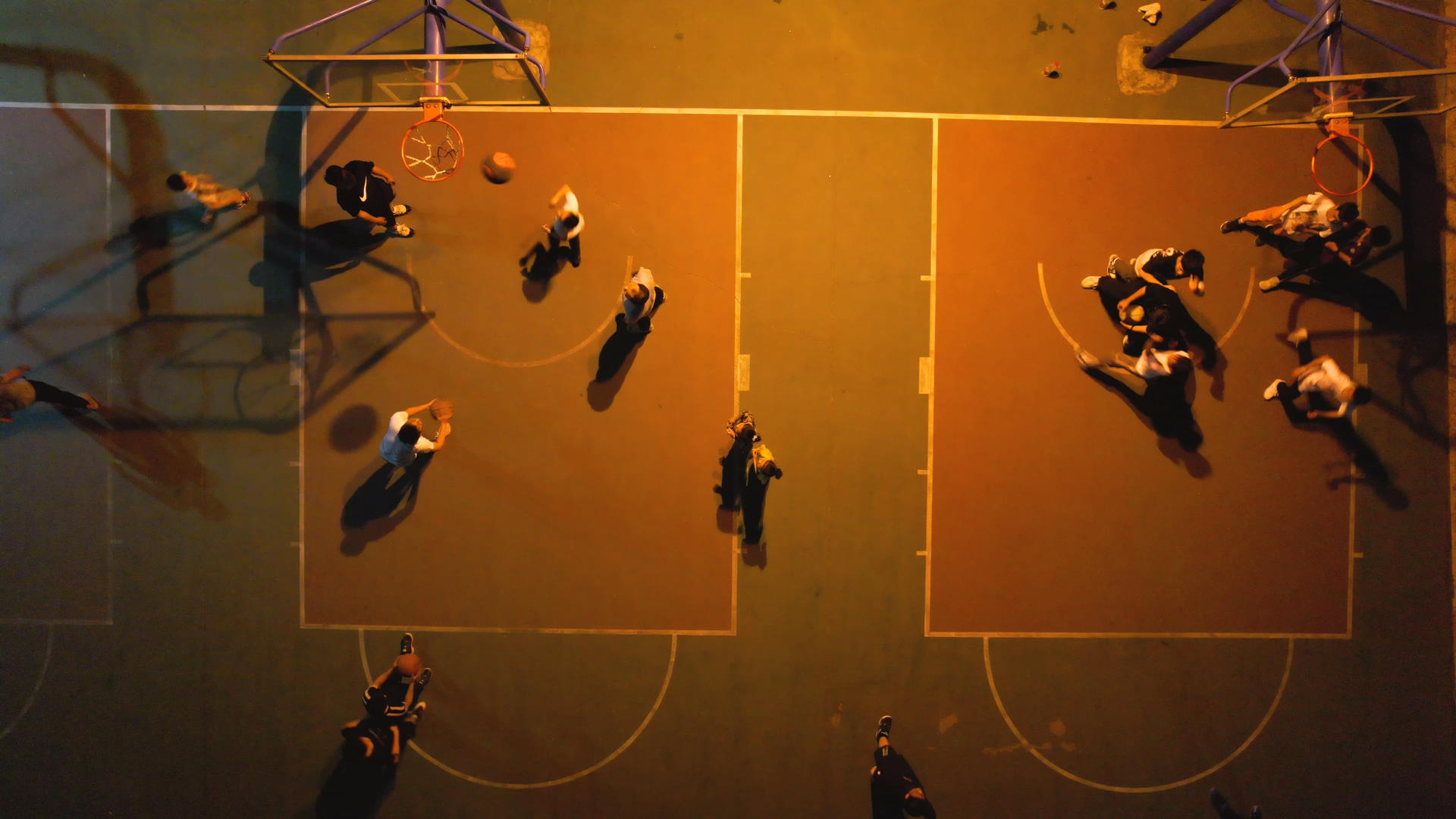 航拍城市夜晚篮球场上运动健身打篮球比赛的人群4k素材视频的预览图