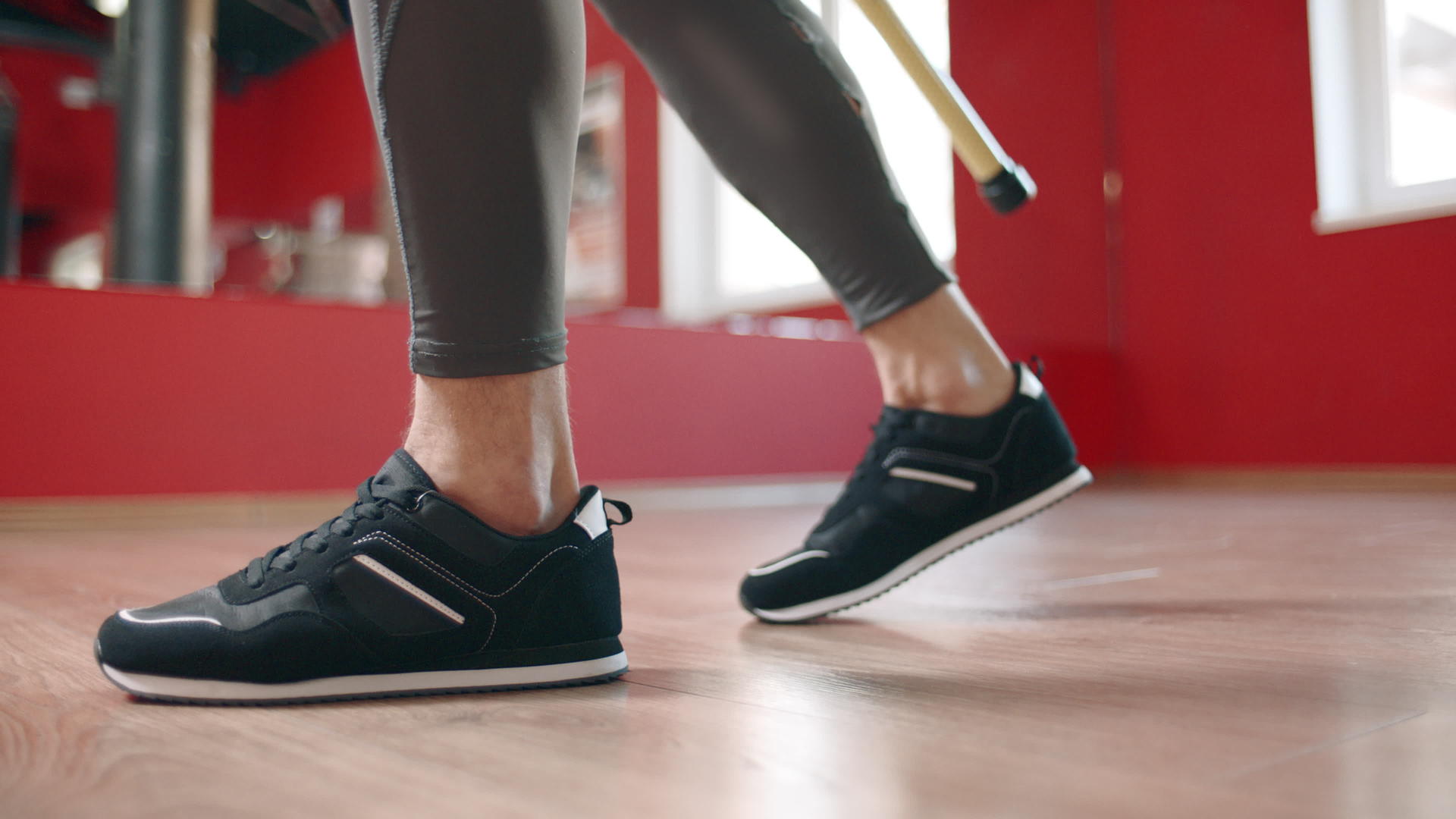 男性在健身俱乐部训练中穿运动鞋视频的预览图