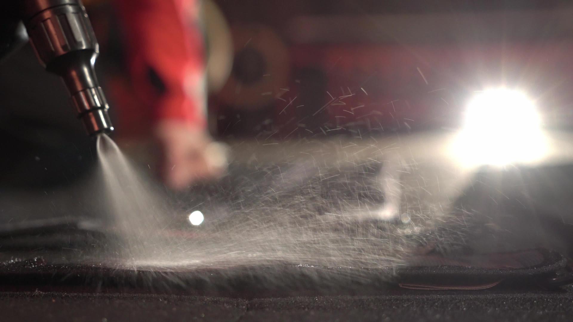 水壶喷湿衣服视频的预览图