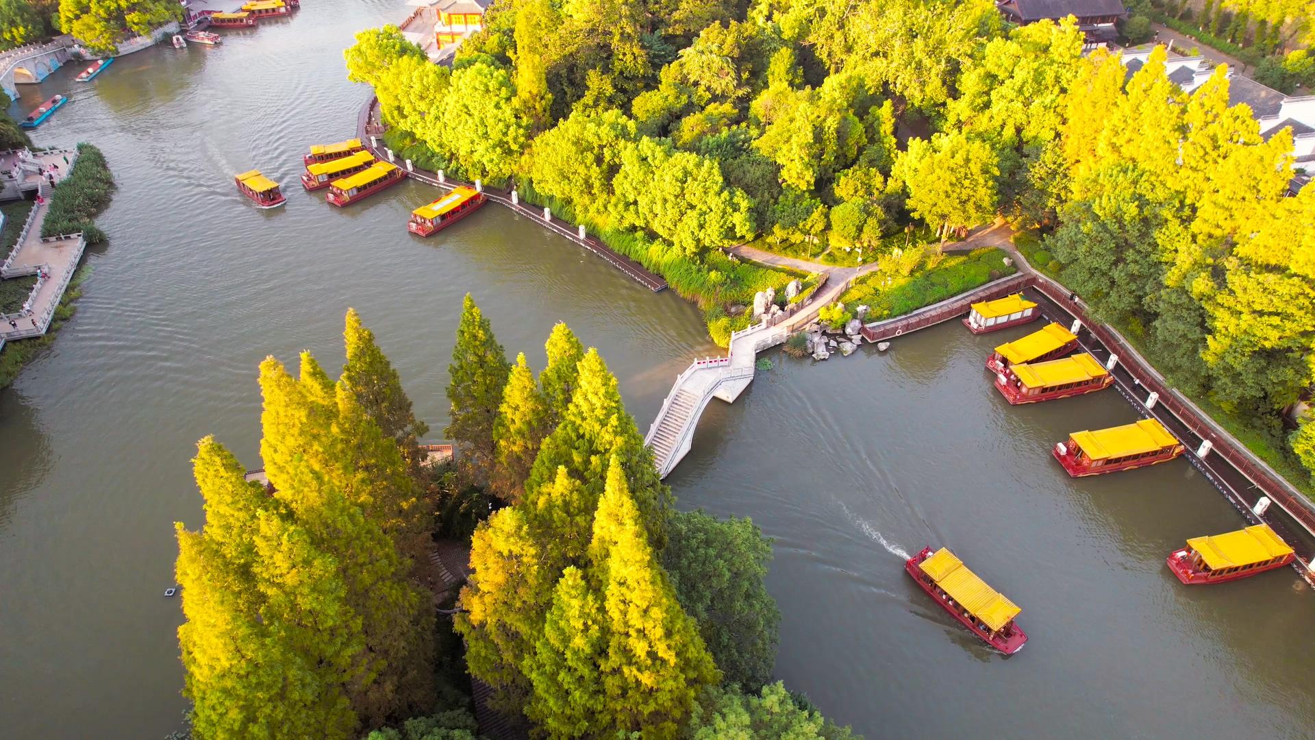 4K航拍江南春游园林小桥流水游船观光视频的预览图