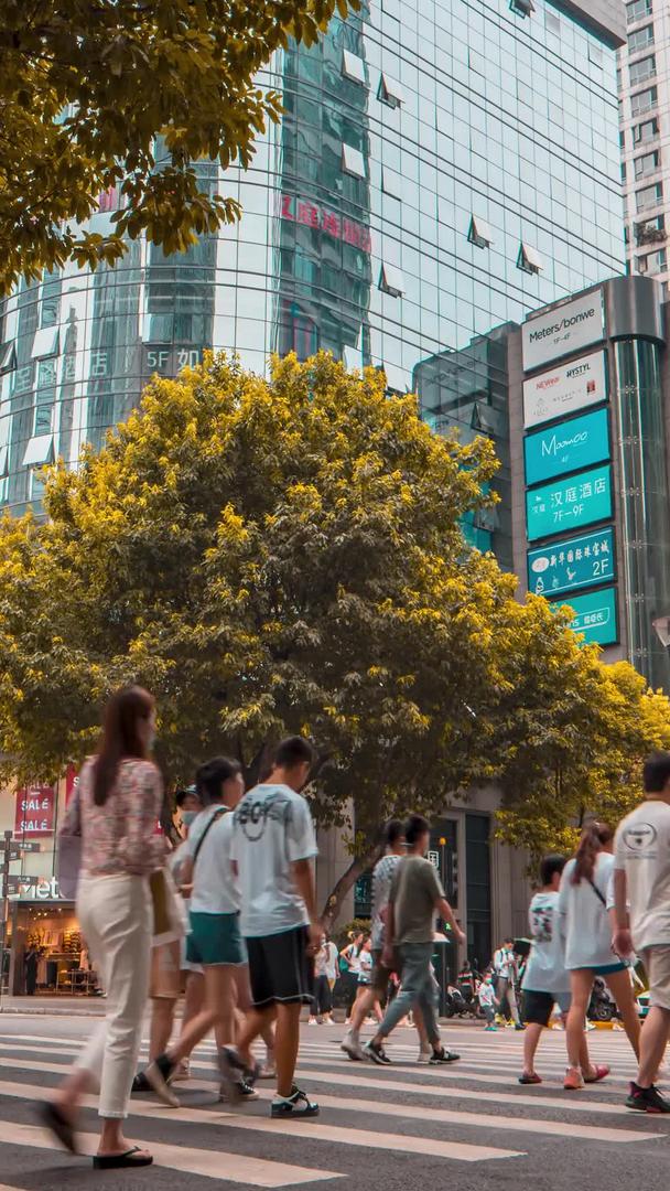 重庆步行街解放碑斑马线路延迟视频的预览图