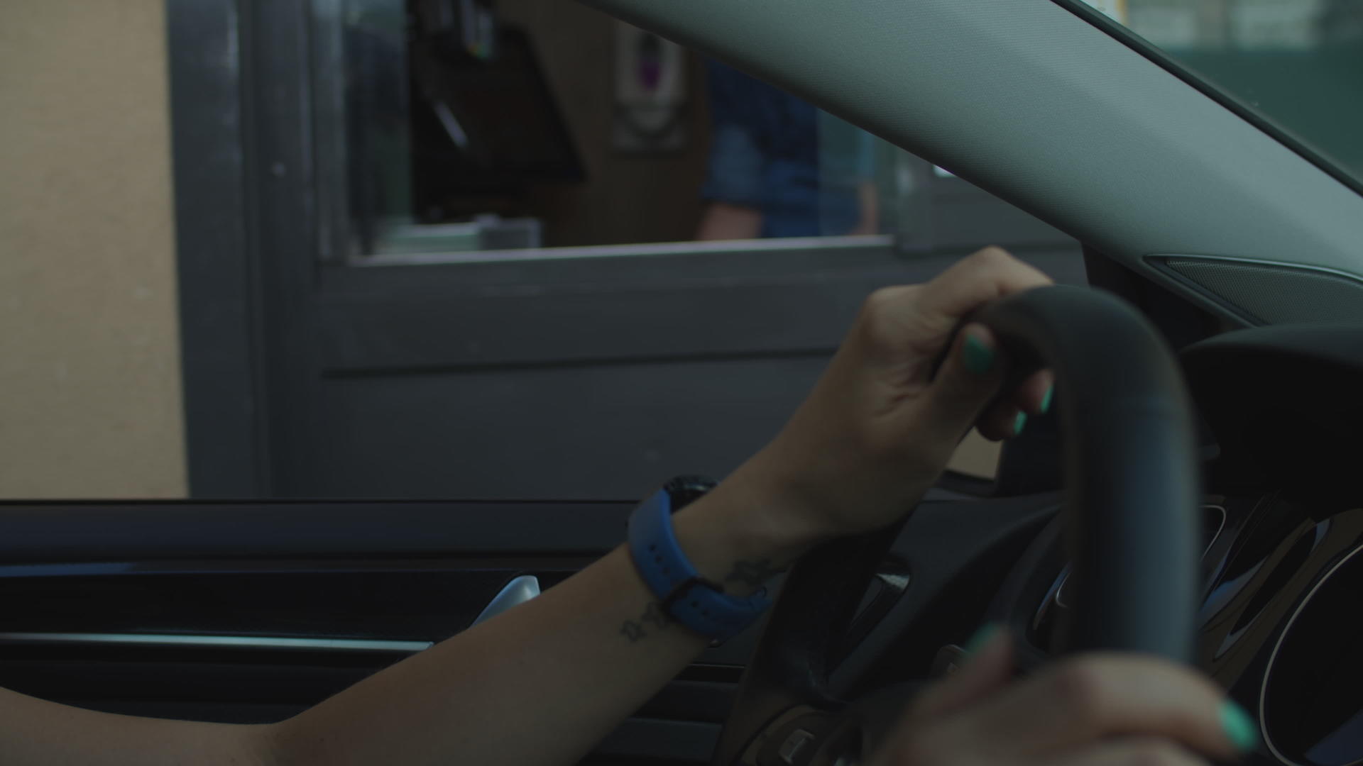 女人开车要交停车费视频的预览图