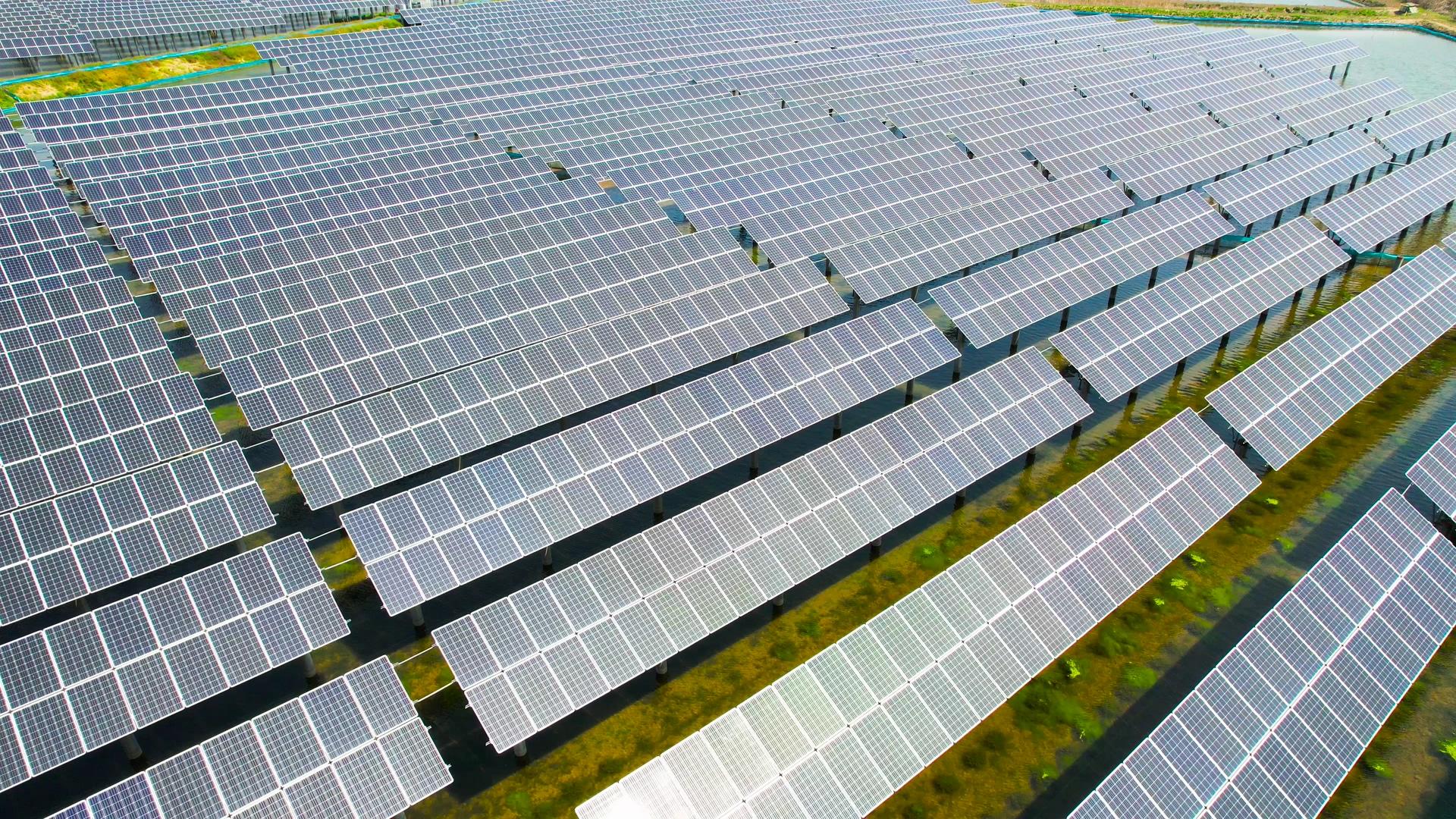 4K航拍新能源光伏基地太阳能板电能板视频的预览图