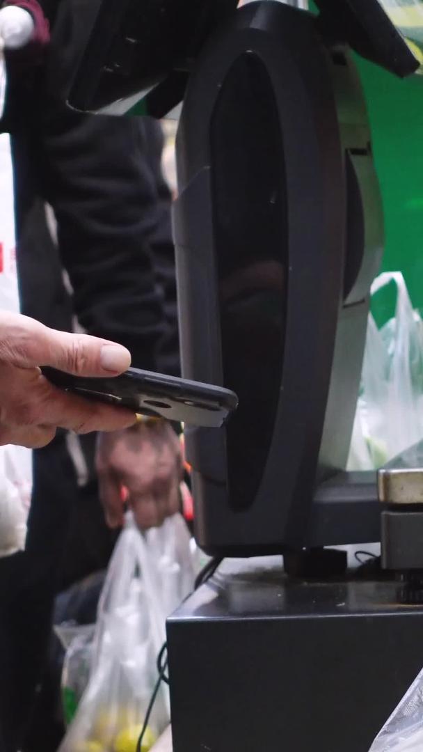 新鲜超市购物收银机扫码付款材料视频的预览图