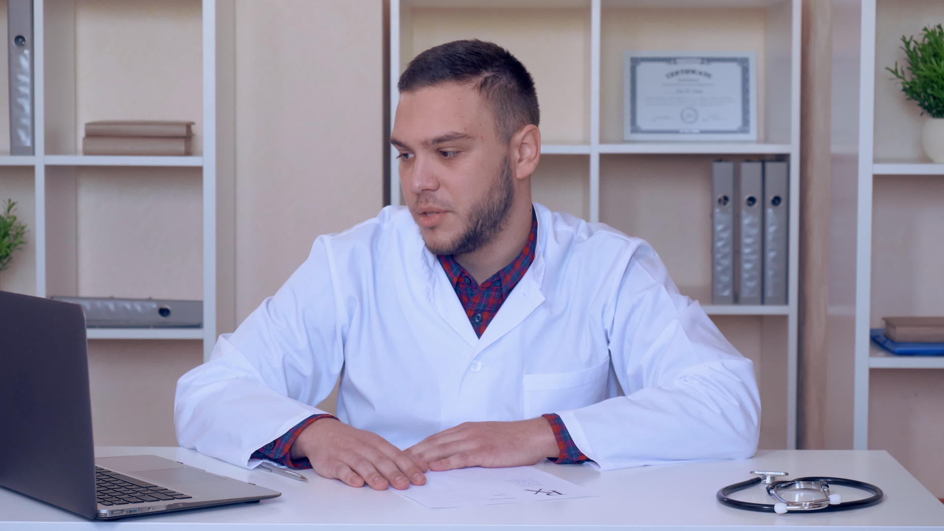 治疗师使用计算机进行远程会议治疗视频的预览图