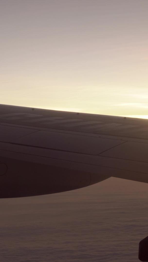 拍摄夕阳唯美飞机机翼视频素材视频的预览图