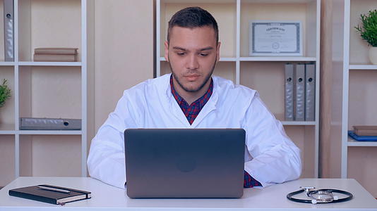 医生和病人用电脑交谈视频的预览图