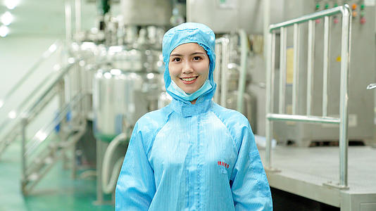 4k工厂穿防化服的女生研究员工人形象视频的预览图