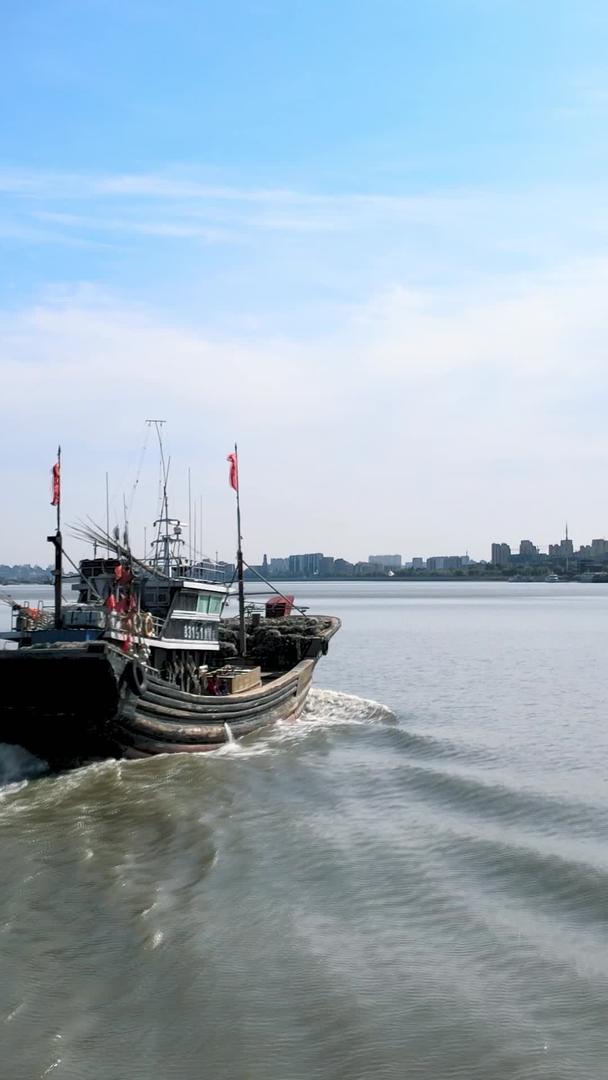 大辽河渔船航行河水面入海口捕捞返航返航视频的预览图