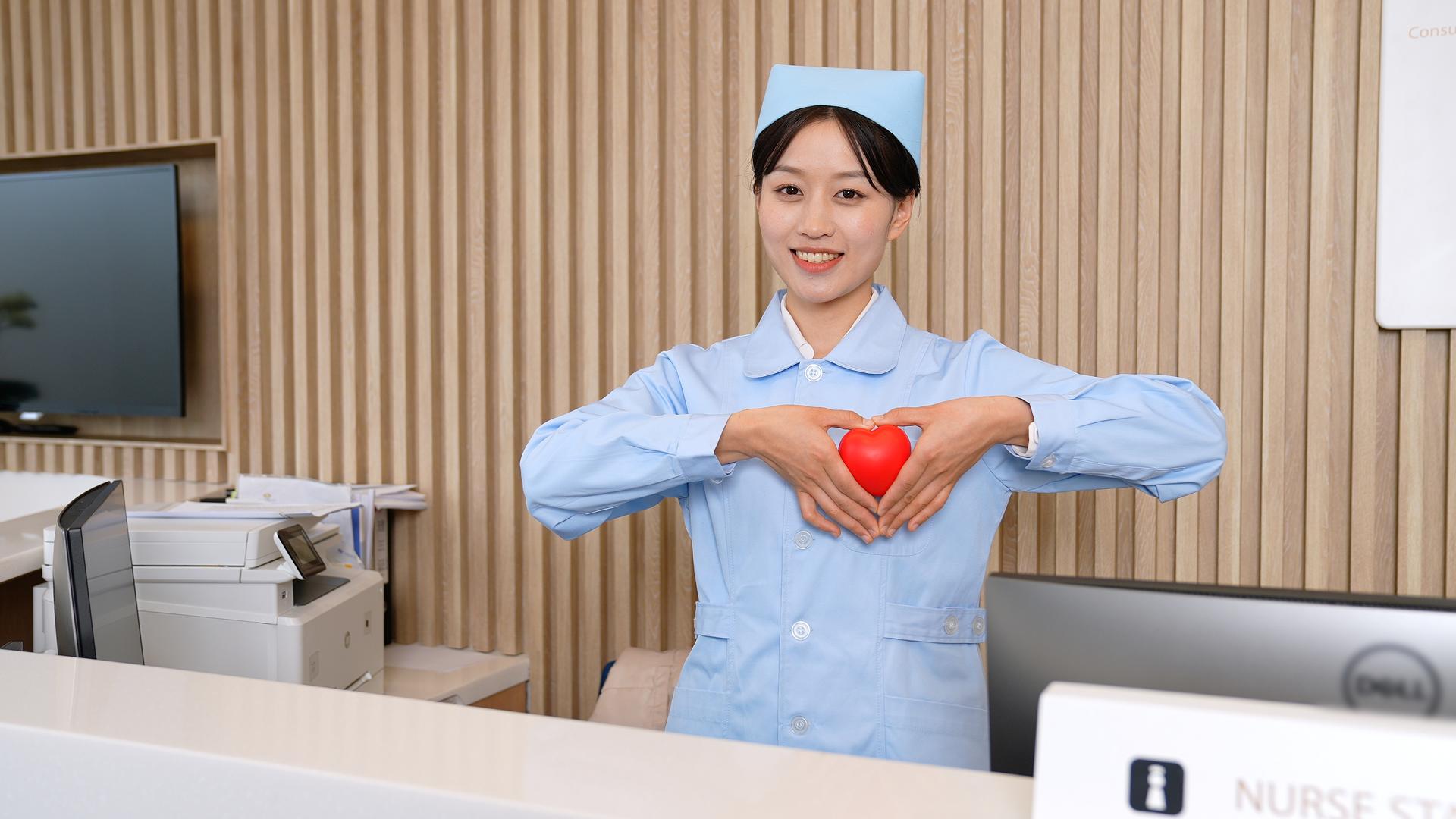 医院护士台女护士关爱比心视频的预览图