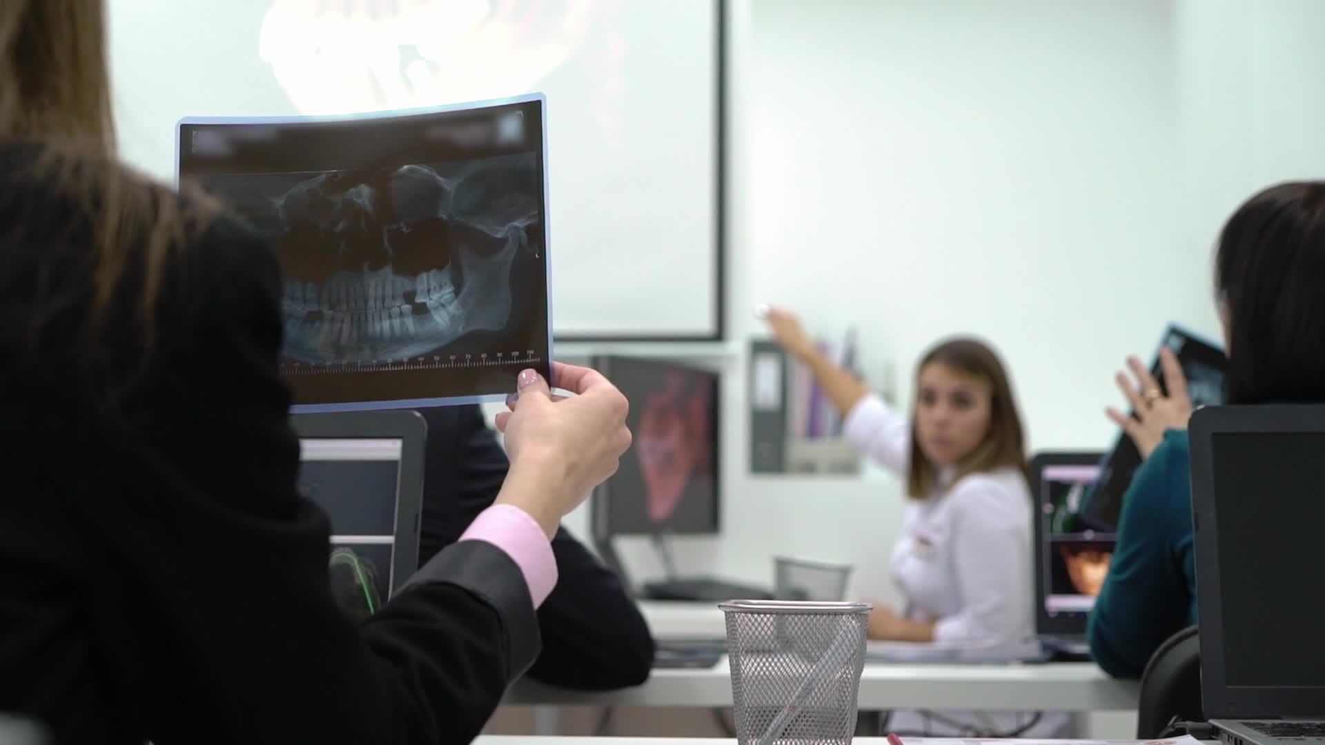 医学生医生持有牙齿和下巴x光片视频的预览图