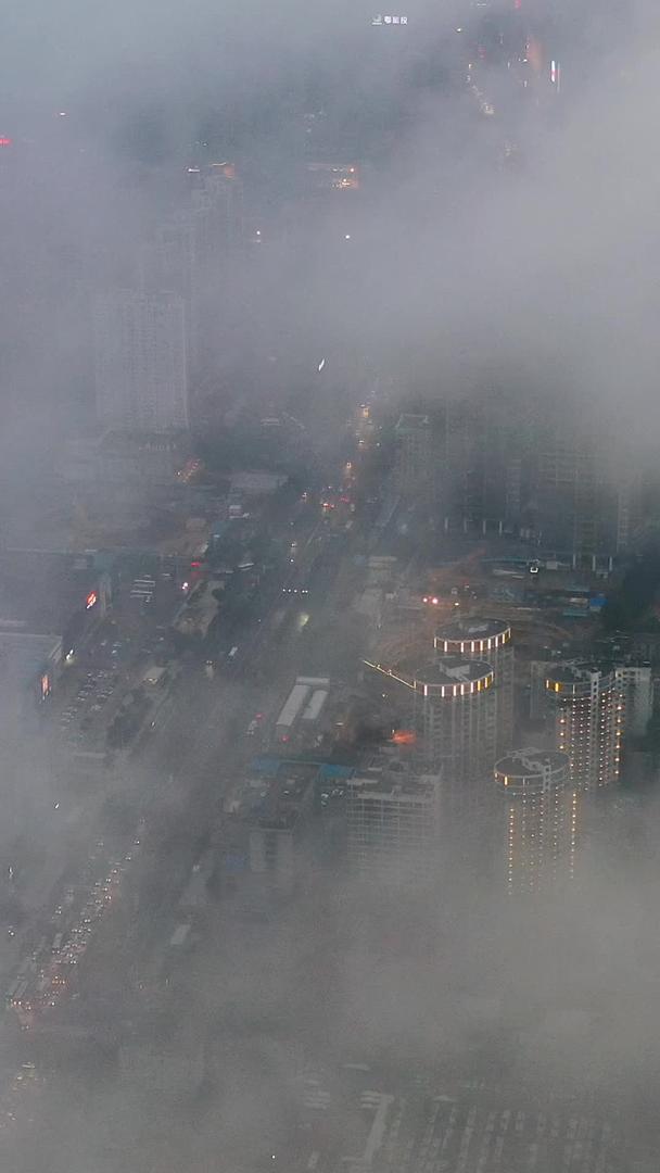 城市夜景和交通视频素材在航拍平流雾下视频的预览图