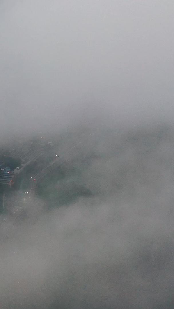 城市夜景和交通视频素材在航拍平流雾下视频的预览图